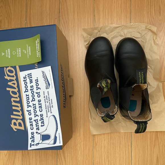 Vegan black Blundstones - Picture 1 of 4
